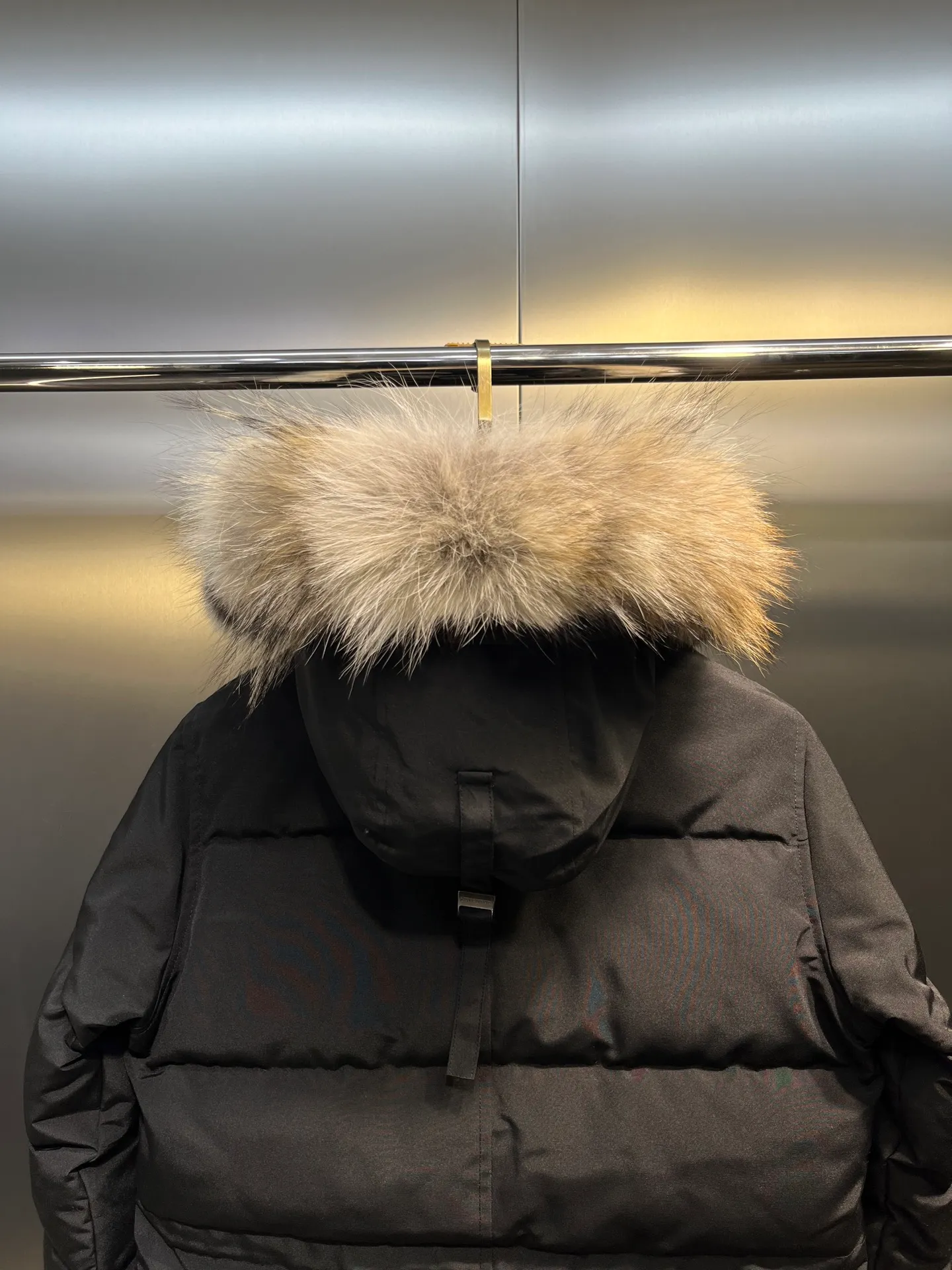 P860 Canada Goose Canada # Expedition04 Parker, a treasure of Canadian origin! Limited supply worldwide! Canada Goose Model 04 is a top-notch couple model, polar cold-proof outdoor series fur collar detachable hooded parka down jacket, the first Goose in 2024. I hope my partners like the top quality, and I hope everyone can evaluate it together! The most popular cool items of the Big Goose family in 2024 are online. The same popular product of Yi Yang Qianxi is said to be a joint limited edition Big Goose that cannot be bought in autumn and winter. If you dislike the sameness of the Big Goose in the past, then this model will definitely give you a different experience! This year's most powerful couple's collection for autumn and winter is online, a top-notch luxurious ready-to-wear style, paired with an outdoor warm down jacket with great style and charm! The most standard and classic items of the Daye family in the past two years are equipped with unique reflective stripes for embellishment, which further shows the high-end fashion performance effect. With the embellishment of hardware buckles, it has excellent performance effect. The upper body is clean, simple and elegant, even for urban leisure. It is suitable for various occasions. Designed with large pockets, this model has a large capacity and is equipped with reflective stripes, making it safer at night. It is suitable for various adventure activities. It is made of windproof and waterproof technical materials. The interior is filled with full white duck down, which is absolutely cold-proof and warm. It also has a stand-up collar design and fine fluff at the collar, with meticulous attention to detail! The charm of this model is also more spiritual, and the upper body has more temperament and specifications. It perfectly shows the ultra-high standard of fashionable performance of this model, integrating outdoor and life, and you can even create high-street wear! The most pinnacle limited-edition goose that we have presented so far, both in terms of design and detailed materials, it is completely outstanding. The grand and evergreen version design is matched with cool reflective elements. The overall appearance can be said to be quite high, and it has that kind of powerful outdoor performance! It combines high-end casual attributes with high-street style. It is high-grade, domineering, warm, and beautiful. The visibility of the upper body is quite strong, and the configuration of the owl element is highly brand-recognizable. It fully complements the overall brand performance and visual effects, and also has the high-end sense of fashion and fashionable performance. It is a must-buy product because it is the most awesome down brand on the planet and one of Canada's three national treasure brands. It is also a sentimental down luxury brand. In the field of polar cold-proof clothing, Goose has made an irreplaceable contribution... Size: xs s m l xl